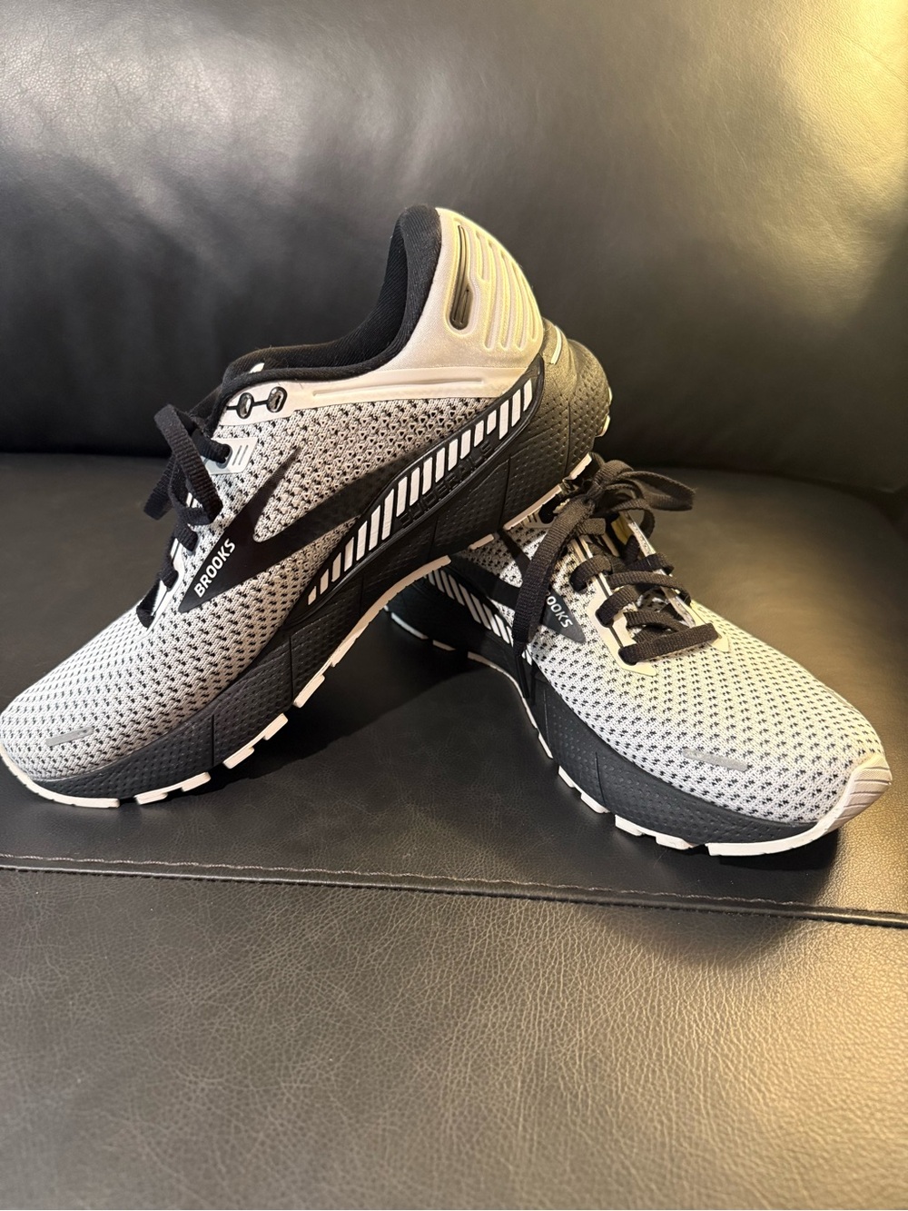 Brooks Women’s Adrenaline GTS 22 Black and White Running Shoes - Picture 2 of 6